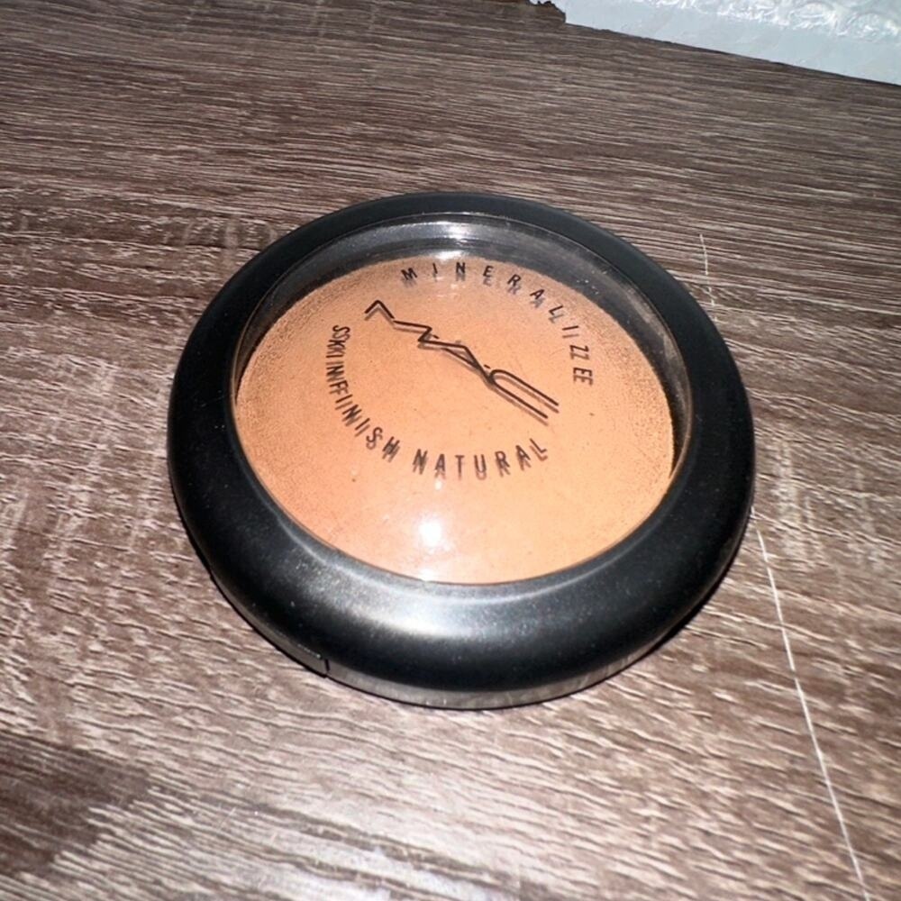 MAC Cosmetics medium dark MINERALIZE SKINFINISH NATURAL